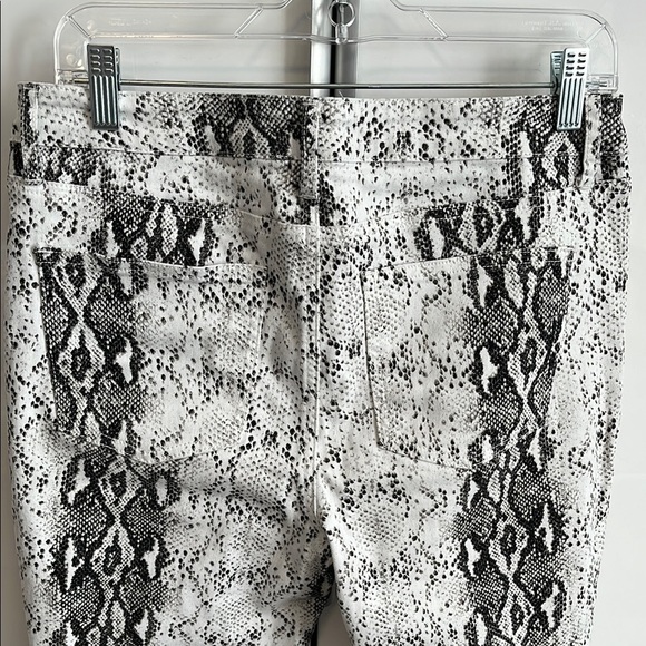ASHLEY MASON NWOT Snakeskin Print Mid Rise Cropped Flared Denim Jeans, Size 11 - Picture 6 of 9